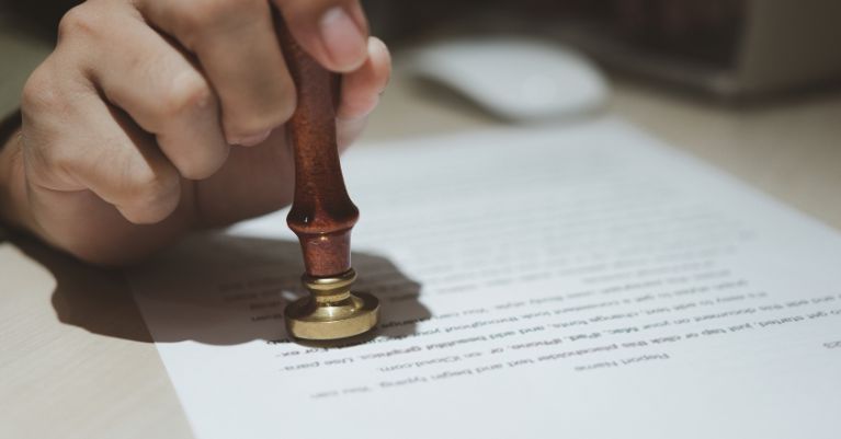 Hogyan működik az apostille hitelesítés és mikor van rá szükség?
